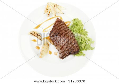 肉料理: ステーキ骨なし分離料理 ov にグリーン レタス サラダ ロースト オニオンと