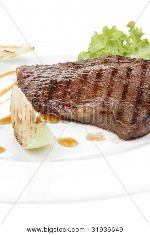 肉料理: ステーキ骨なし分離料理 ov にグリーン レタス サラダ ロースト オニオンと