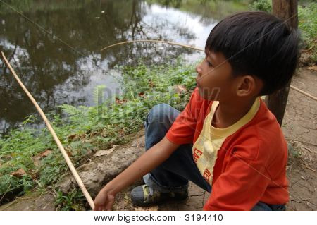 アジアの少年釣り