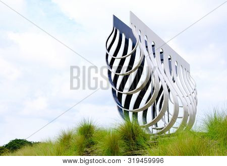 Singapore-08 Sep 2018:singapore Bishan Park View From Metal Sculpture Frame