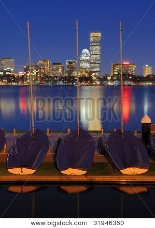 Ukotveny lodě proti panoráma Back Bay Boston, Massachusetts, USA z celé Charles Ri