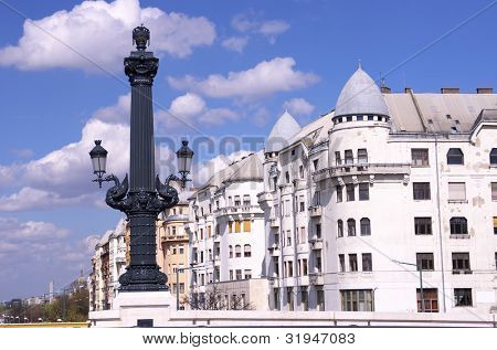 Budapest: lampione artistico sul ponte delle catene e la tipica architettura di palazzi su riv il Danubio