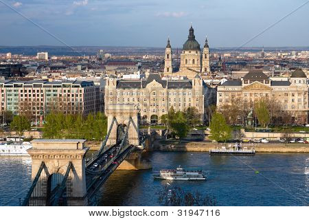 Budapest, panorama sul ponte delle catene e il Danubio, il Palazzo Gresham e la St. Stephen'