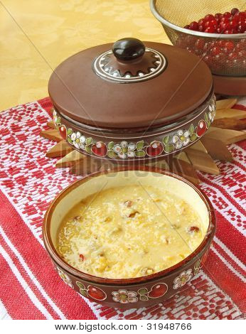 Mais-Brei (Banush) mit einer Preiselbeere