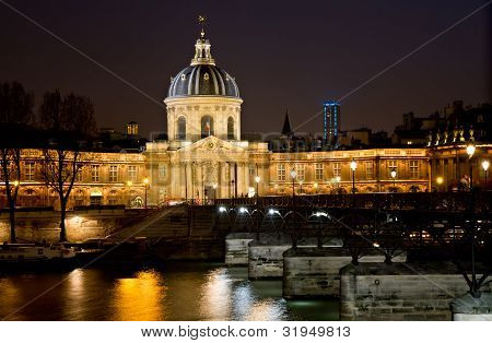Instituto De Francia en la noche