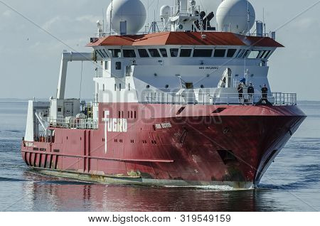 New Bedford, Massachusetts, Usa - August 27, 2019: Survey Vessel Fugro Discovery Approaching New Bed