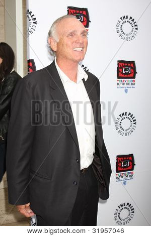 LOS ANGELES - kwi 12: Joe Regalbuto przybywa na Warner Brothers 