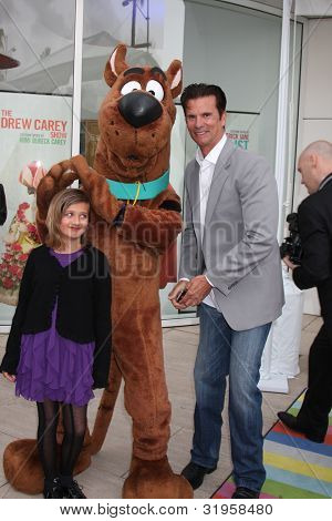 Los Angeles Apr 12: Isabella Lamas, Scooby Doo, Lorenzo Lamas kommt bei Warner Brothers 