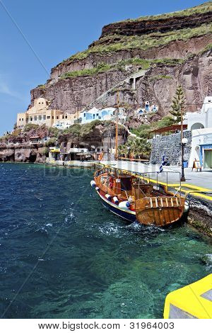 Vieille ville de port de Fira à Santorin île