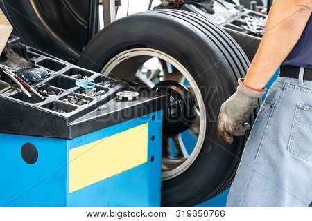 Series Of Worker Balancing Tire With Wheel Balancing Machinery