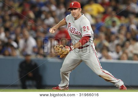 LOS ANGELES - AUG 31: Phillies 2B (26) Chase Utley pole zem míč a hází do druhého během 