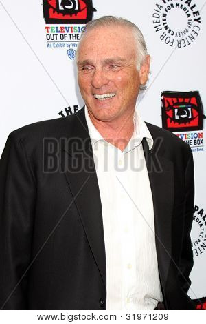 LOS ANGELES - kwi 12: Joe Regalbuto przybywa na Warner Brothers 