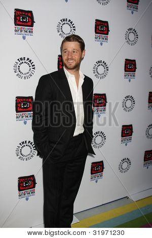 LOS ANGELES - kwi 12: Benjamin McKenzie przybywa w Warner Brothers 