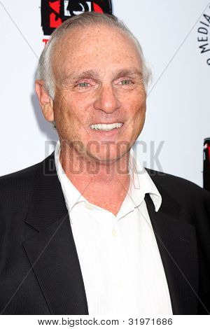LOS ANGELES - kwi 12: Joe Regalbuto przybywa na Warner Brothers 