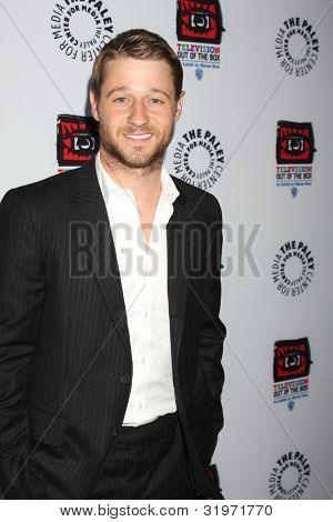 LOS ANGELES - kwi 12: Benjamin McKenzie przybywa w Warner Brothers 