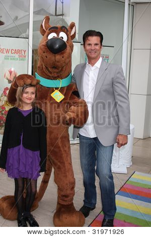 LOS ANGELES - APR 12: Isabella Lamas, Scooby-Doo, Lorenzo Lamas kommt bei Warner Brothers 