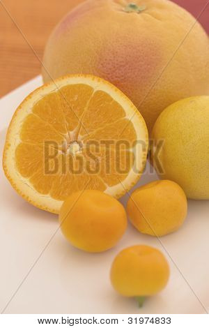 Skupina citrusových plodů na bílé plotně