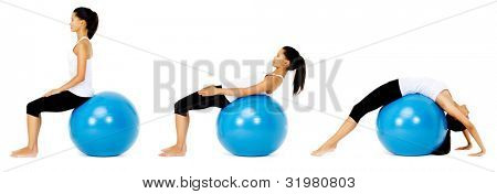 Přizpůsobit zdravá žena používá míč gym pilates jako součást tónování a budování cvičení svalů. ISO
