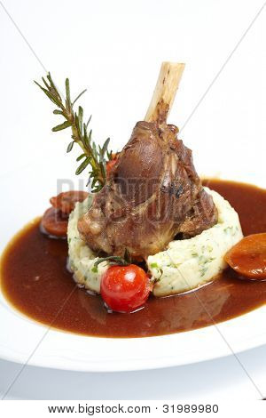 Codillo asado de cerdo con salsa