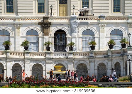 Washington, Dc - August 8, 2019: Tourists Gather Around The Us Capitol Building Taking Photos And En
