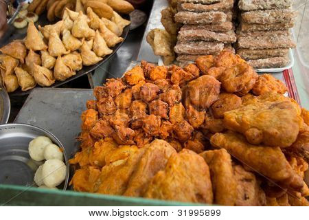 tradicional cibo venduto nelle strade di pokhara, Nepal