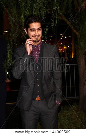 LOS ANGELES - FEB 6: Avan Jogia kommt bei der Premiere von 'Beautiful Creatures' an der chinesischen TCL-Th