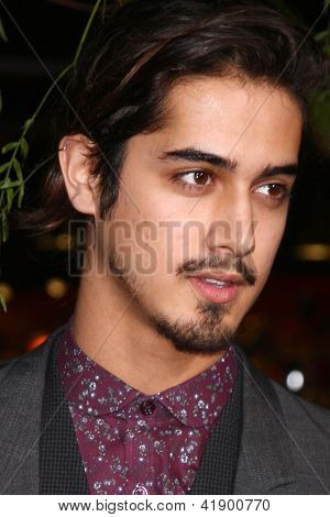 LOS ANGELES - FEB 6: Avan Jogia kommt bei der Premiere von 'Beautiful Creatures' an der chinesischen TCL-Th