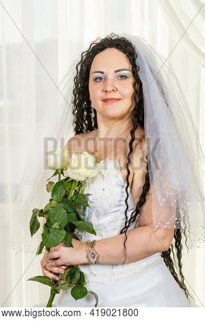 A Jewish Bride Stands In The Hall Before The Chuppa Ceremony With A Bouquet Of White Roses In Her Ha