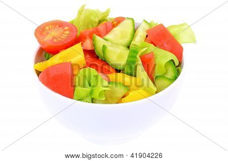 Frischer GemÃ¼sesalat in weiÃŸ SchÃ¼ssel