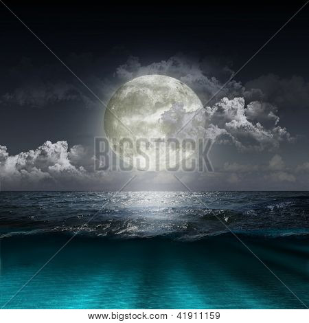 Noite mágica no oceano e da lua