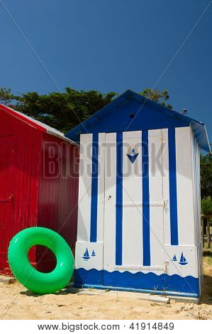 ฮัทหาดสีสันที่แซ็ง-เดอนีเกาะ d'Oleron ในประเทศฝรั่งเศส