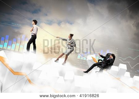Imagem de três empresários com corda contra o fundo do diagrama