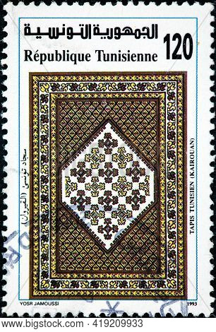 Tunisia - Circa 1993: A Stamp Printed In Tunisia Shows Arabesque Ornamentation From Great Mosque At 