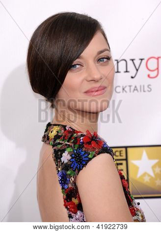 LOS ANGELES - 10 de JAN: Marion Cotillard chega para o 