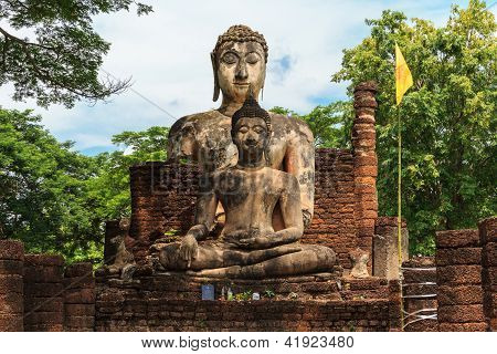 Socha Buddhy v chrámu