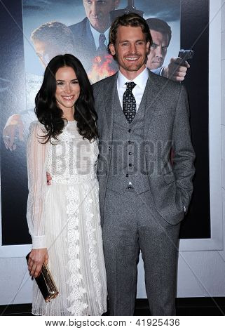 LOS ANGELES - JAN 07: Abigail Spencer & Josh Pence ankommer til 