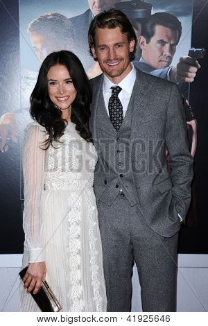 LOS ANGELES - JAN 07: Abigail Spencer & Josh Pence ankommer til 