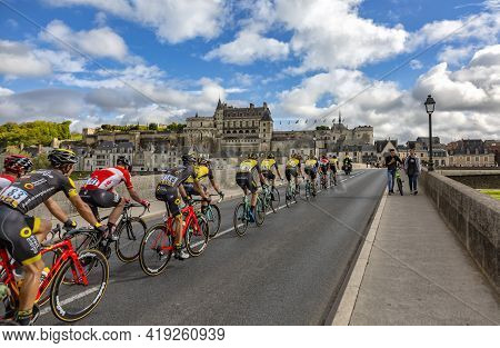 Amboise,france - October 8,2017: The Peloton Passing On The Bridge In Front Of Amboise Castle During