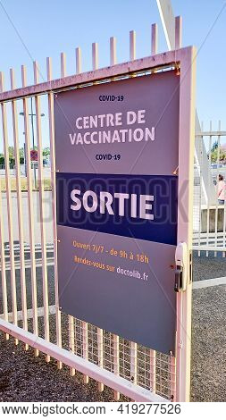 Poitiers , Aquitaine France - 04 22 2021 : Corona Vaccination Center Exit Panel After Vaccine Text S