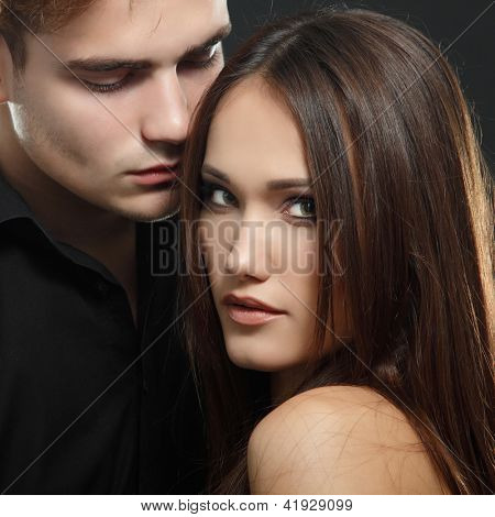 Passione sexy coppia, bella giovane uomo e donna closeup, studio colpo sopra nero