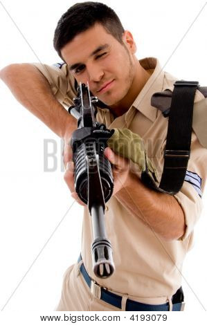 Mladý voják bude střílet s pistolí