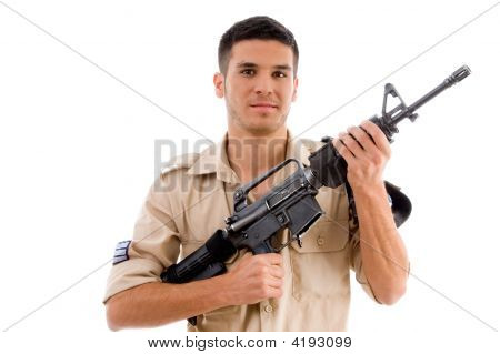 Usmívající se voják pózuje s pistolí