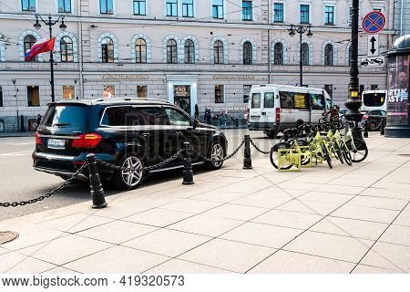 St.petersburg, Russia, 04.05.2021: Mercedes Gl350 On The Street, Bicycles For Rent. Street Car Parki