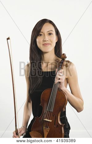 Portrét šťastné krásné ženské stojící Houslema a houby izolované přes bílé backgro