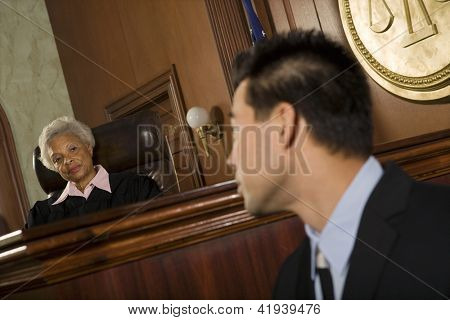 Juiz e advogado Olhando uns aos outros em Tribunal