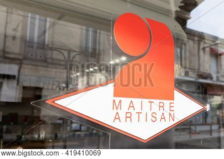 Bordeaux , Aquitaine France - 05 02 2021 : Maitre Artisan Sign Logo And Brand Text Label In France F