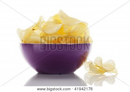 chips di patate in una ciotola viola