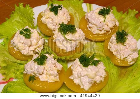 Salata şeftali üzerinde