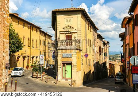 Colle Di Val Delsa, Italy - Circa September 2018. Beautiful Architecture Of Colle Di Val Delsa, Smal