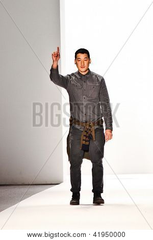นิวยอร์ก - กุมภาพันธ์ 07:A ออก Richard Chai แนะนำรันเวย์ที่ Richard Chai รักและริชาร์ด